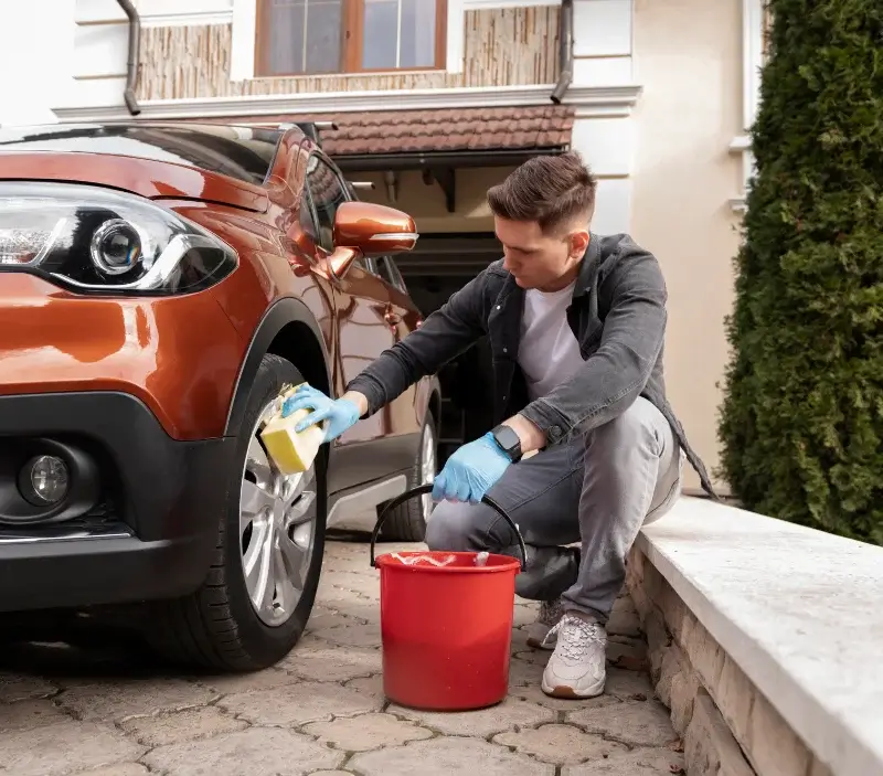 Lavage auto à domicile Saint-Marcel-Bel-Accueil : professionnel intervenant sur un véhicule